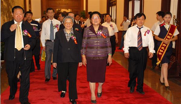 全國政協副主席錢正英（左一）、十五屆中央委員顧秀蓮（左三）、國務院扶貧主任，政協常委胡富國（左一）、北方汽車專修學校曹振峰董事長（右一）在人民大會堂共同出席北方學校七千萬扶貧工程