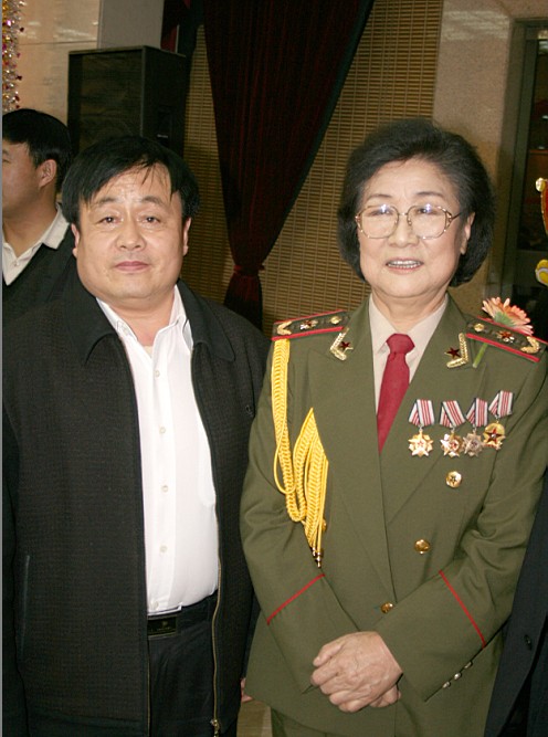 全國一級演員，政協委員馬玉濤（右一）與曹振峰同志合影